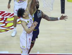 CBA季后赛首回合对决在即！俄克拉荷马城雷霆演练定位球，北京首钢密集防守应对的简单介绍